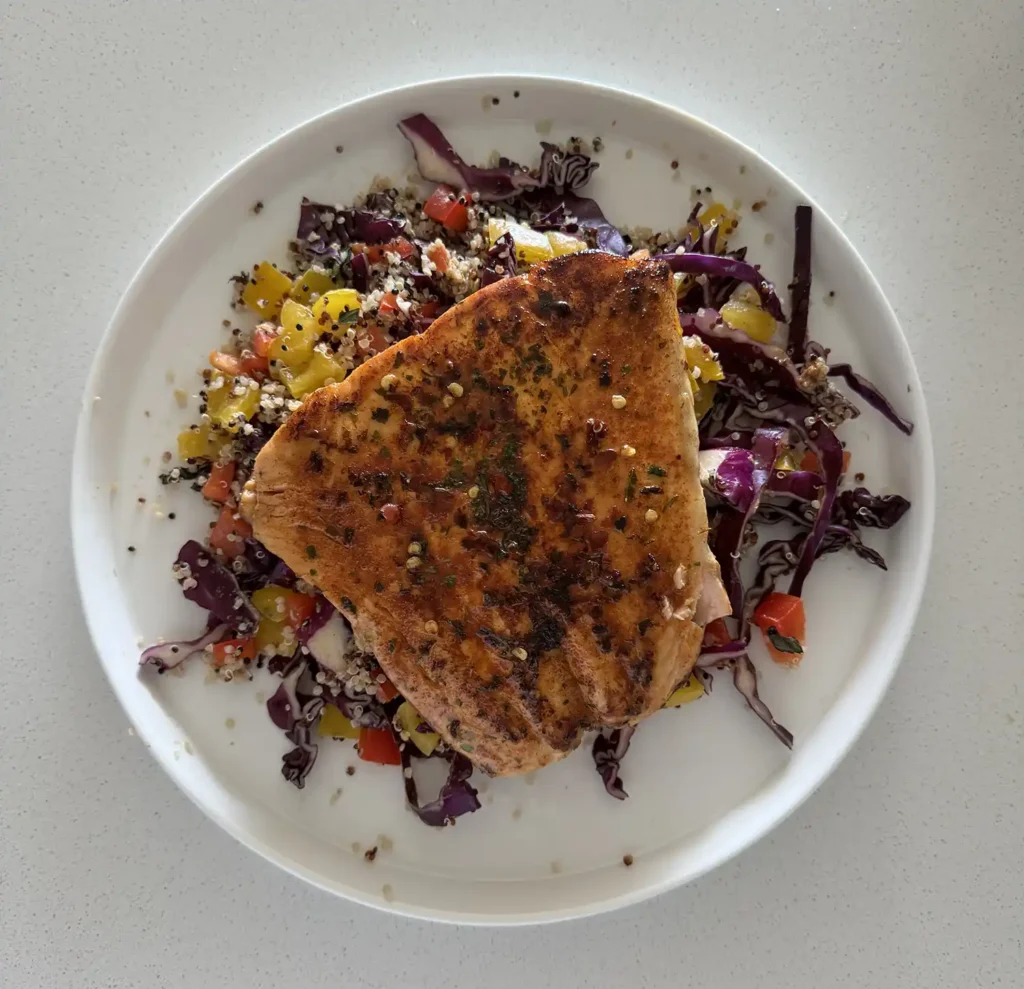 Ensalada de quinoa con slamón - The Wellness Routine